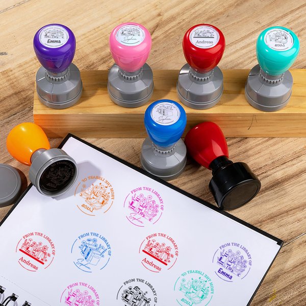 Gepersonaliseerde Multicolor Bloemen Boek Patroon Stempel met Tekst en Naam Lerarendag Lezen Motivatie Verjaardagscadeau voor leraren Boekenliefhebbers
