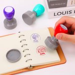 Personalisierter Blumen Buchmotiv Stempel mit Text und Namen Geburtstag Geschenk für Buchliebhaber Bücherwürmer