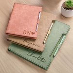 Gepersonaliseerde Gegraveerde Monogram PU Leren Navulbare Ringband Notitieboek en Pen 160 Gelinieerde Pagina's Verjaardagscadeau voor Familie Vrienden