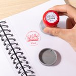 Personalisierter Blumen Buchmotiv Stempel mit Text und Namen Geburtstag Geschenk für Buchliebhaber Bücherwürmer