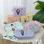 Borsa da trucco personalizzata con fiore di nascita e personaggio multicolore a righe con nome e cerniera perfetta per viaggi regalo per donne