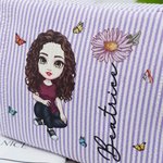 Borsa da trucco personalizzata con fiore di nascita e personaggio multicolore a righe con nome e cerniera perfetta per viaggi regalo per donne