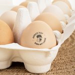 Personalisierter Eierstempel mit Hühnermotiv in Mehreren Größen Lebensmittelechte Stempelfarbe Geburtstag Geschenk für Familie Hühnerhalter Bauernhof