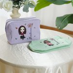 Borsa da trucco personalizzata con fiore di nascita e personaggio multicolore a righe con nome e cerniera perfetta per viaggi regalo per donne
