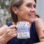 Personalisierte Toile De Jouy 11 oz keramische Kaffeetasse mit Kind Name Titel und Text Geburtstag Jahrestag Geschenk für Mama Oma