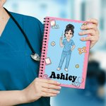 Gepersonaliseerd Verpleegster Cartoon Karakter A5 Spiraal Notitieboekje met Naam en 120 Gelinieerde Pagina's Verpleegkundige Week Waardering Geschenk voor Medisch Personeel