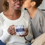 Personalisierte Toile De Jouy 11 oz keramische Kaffeetasse mit Kind Name Titel und Text Geburtstag Jahrestag Geschenk für Mama Oma