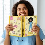 Gepersonaliseerd Verpleegster Cartoon Karakter A5 Spiraal Notitieboekje met Naam en 120 Gelinieerde Pagina's Verpleegkundige Week Waardering Geschenk voor Medisch Personeel