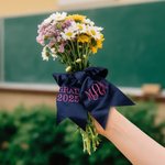 Personalizzato Monogram Bouquet Prom Sash con testo ricamato Bouquet nastro avvolgente Homecoming regalo di nozze per le ragazze laureati