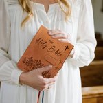 Personalizzato La Sacra Bibbia Fiore Portatile A5 Copertina del taccuino in pelle PU con testo e tasca Compleanno Regalo ispiratore per il cristiano