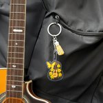 Porte-clés acrylique personnalisé Guitar Birth Flower Butterfly avec nom et pompon Charme de sac Cadeau d'anniversaire de Noël pour les amateurs de musique et les guitaristes