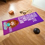 Personlig kvinnlig tecknad karaktär Superabsorberande yogahandduk med namn och text Sporttillbehör Present till kvinnor som älskar yoga