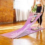 Personlig kvinnlig tecknad karaktär Superabsorberande yogahandduk med namn och text Sporttillbehör Present till kvinnor som älskar yoga
