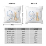 Personligt kuddfodral med söt Peter Rabbit blomsterdesign och födelsemånad samt namn perfekt som inredning eller födelsedagspresent