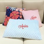 Personlig kudde med dansk blomma och broderat namn med upphöjda prickar perfekt present för henne för födelsedag eller högtid