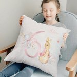 Personligt kuddfodral med söt Peter Rabbit blomsterdesign och födelsemånad samt namn perfekt som inredning eller födelsedagspresent