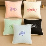 Personlig kudde med dansk blomma och broderat namn med upphöjda prickar perfekt present för henne för födelsedag eller högtid