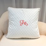 Personlig kudde med dansk blomma och broderat namn med upphöjda prickar perfekt present för henne för födelsedag eller högtid