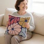 Personlig kudde med dansk blomma och broderat namn med upphöjda prickar perfekt present för henne för födelsedag eller högtid