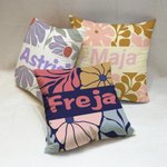 Personlig blommig mjuk kuddfodral med namn för hemmet perfekt födelsedagspresent till kvinna eller vän