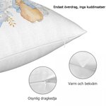 Personligt kuddfodral med söt Peter Rabbit blomsterdesign och födelsemånad samt namn perfekt som inredning eller födelsedagspresent