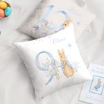 Personligt kuddfodral med söt Peter Rabbit blomsterdesign och födelsemånad samt namn perfekt som inredning eller födelsedagspresent