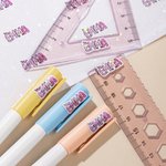 Etiquettes imperméables personnalisées Doodle Letter avec nom Fournitures scolaires Décoration Retour à l'école Cadeau pour garçons Filles