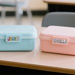 Etiquettes imperméables personnalisées Doodle Letter avec nom Fournitures scolaires Décoration Retour à l'école Cadeau pour garçons Filles