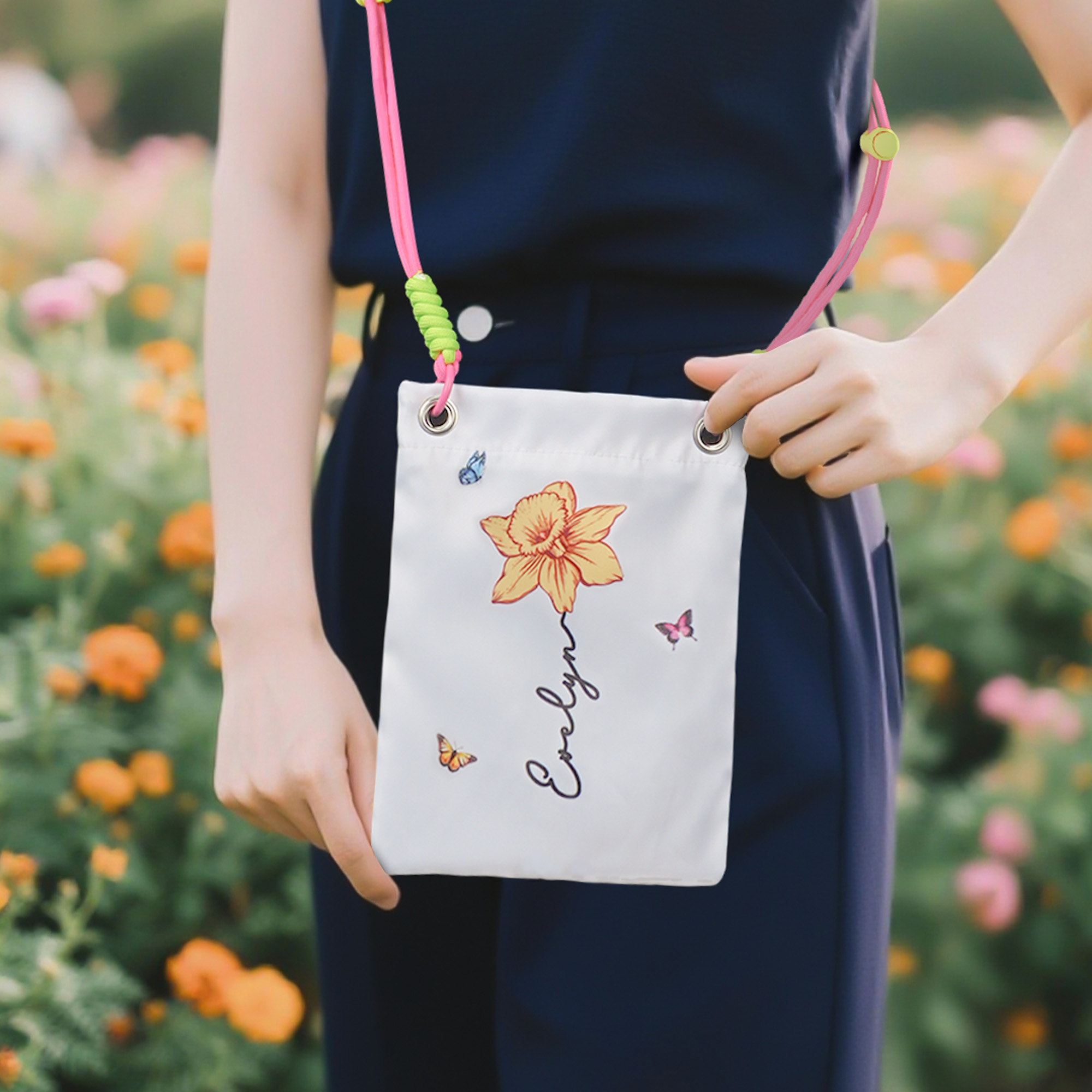 Sac Bandoulière Téléphone Personnalisé avec Fleur de Naissance Papillon et Nom Accessoire Voyage Cadeau Anniversaire pour Femmes