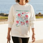 Felpa con nome e testo personalizzata multicolore con design a fiori in fiore, regalo di compleanno per la festa di addio al nubilato per le donne.