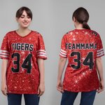 Gepersonaliseerde Veelkleurig American Football V-hals Teamshirt met Naam en Nummer Outfit voor de Wedstrijddag Verjaardagscadeau voor Sportieve Mama