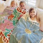 Personlig dansk blomster mjuk pläd i retro bohemstil med namn hemdekor födelsedagspresent och högtidspresent för vänner och familj