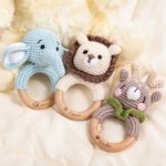 Sonaglio in legno personalizzato con nome inciso e animale all’uncinetto anello da dentizione regalo di baby shower o compleanno per neonati