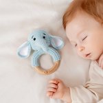 Sonaglio in legno personalizzato con nome inciso e animale all’uncinetto anello da dentizione regalo di baby shower o compleanno per neonati