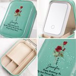 Personalisierte Geburt Blume PU-Leder-Schmuck-Box mit LED Drei-Farben-einstellbare Spiegel und Text Name Datum Reisen wesentliche Geburtstagsgeschenk für Frauen