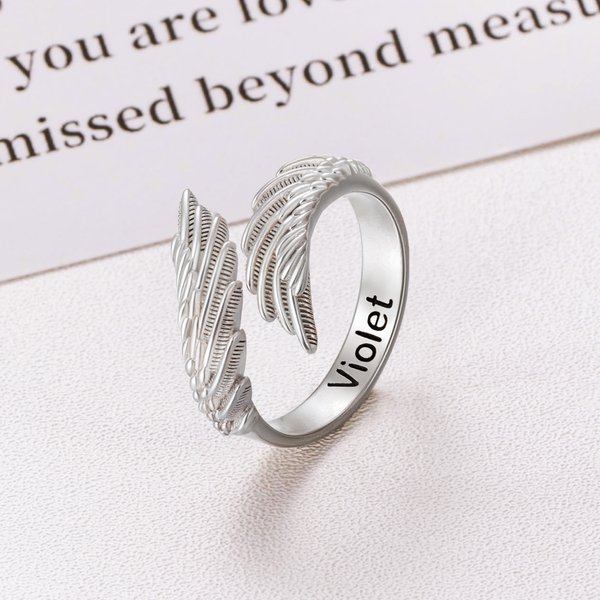 Gepersonaliseerde Beschermengel Vleugels Verstelbare Open Ring met Gegraveerde Naam Gedenkgeschenk voor Familie Vrienden