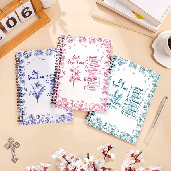 Personalisierte Toile De Jouy Geburt Blume Name Bibel Kapitel A5 Spiral Notebook mit 120 Seiten täglichen Gebrauch Geburtstag Weihnachtsgeschenk für Frauen Christen