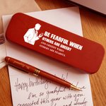 Personlig silhuett av en person designad kulspetspenna och fodral i trä med namn och finansiell text Kontorsmaterial Födelsedagspresent för män