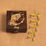 Personalisiertes Angelset aus 2 Metall Bionischen Angelködern und Holzkasten mit Namen Text Gravur Geburtstag Geschenk für Papa Ehemann Angelliebhaber