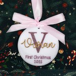 Ornement de Noël en acrylique avec noeud et ruban rose avec initiales pailletées Cadeau de Noël pour Bébé Fille
