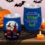 Verre à vin isotherme 12 oz personnalisé Side by Side ou Miles Apart Cartoon Witches avec noms Cadeau d'Halloween pour Sisters Besties