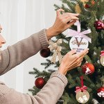 Ornement de Noël en acrylique avec noeud et ruban rose avec initiales pailletées Cadeau de Noël pour Bébé Fille