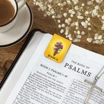 Personligt kors och födelseblomma PU-läder Magnetiskt bokmärkesklämma med namn Födelsedag Dopgåva för kristna bokmalar