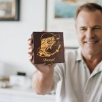 Juego de caja de madera y 2 señuelos de pesca metálicos biónicos personalizados con texto grabado regalo de cumpleaños para pescador papá o esposo