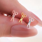 Personalisierte Tiny Scissors Cartilage/Stud Ohrringe mit Birthstone Ohr Piercing Schmuck Jahrestag Geschenk für Stylist Friseur Liebhaber Lesbian