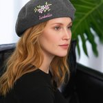 Béret en Laine Personnalisé avec Nom et Fleur Brodés Style de Vintage Cadeau d'Anniversaire pour Femme