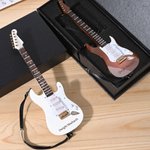 Mini chitarra personalizzata multicolore con tracolla Ornamento da esposizione con nome inciso Custodia Regalo di compleanno per chitarrista amante della musica