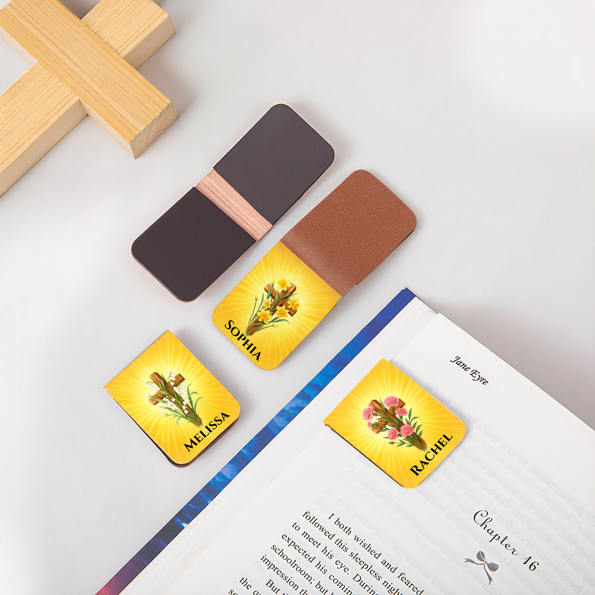 Marque-page magnétique en cuir PU avec nom, croix et fleur de naissance personnalisés Cadeau d'anniversaire et de baptême pour les rats de bibliothèque chrétiens