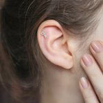 Personalisierte Tiny Scissors Cartilage/Stud Ohrringe mit Birthstone Ohr Piercing Schmuck Jahrestag Geschenk für Stylist Friseur Liebhaber Lesbian