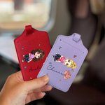 Etichetta in pelle PU personalizzata con nome inciso donna e fiore della nascita multicolore accessorio da viaggio regalo di compleanno per lei